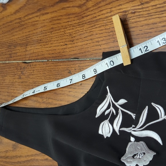 Elegant Black Floral Embroidered Dress - Picture 6 of 10